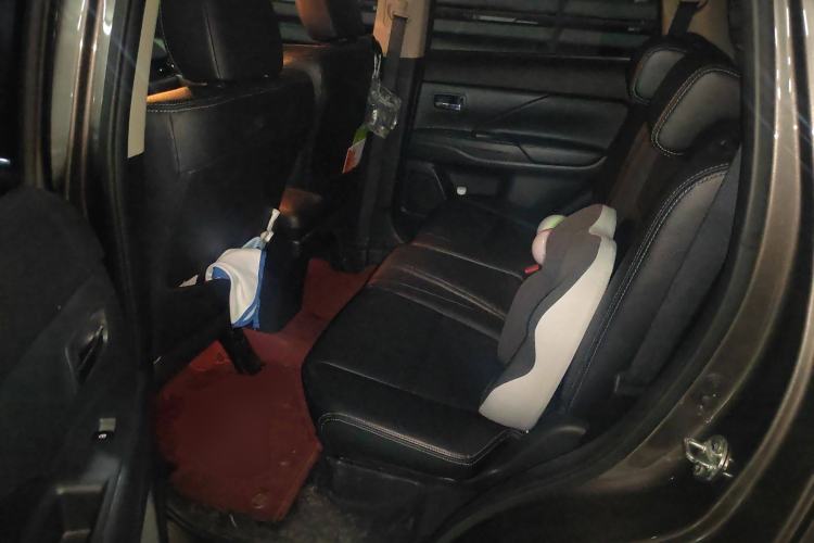 Used Mitsubishi Outlander 2016 2.4L 4x4 Luxury Edition 7-Seater
