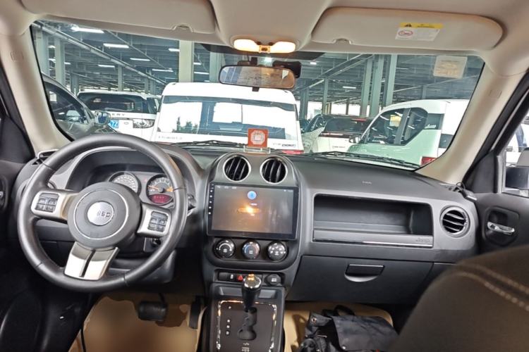 Used Jeep Patriot 2015 2.0L Sport Edition Center Console