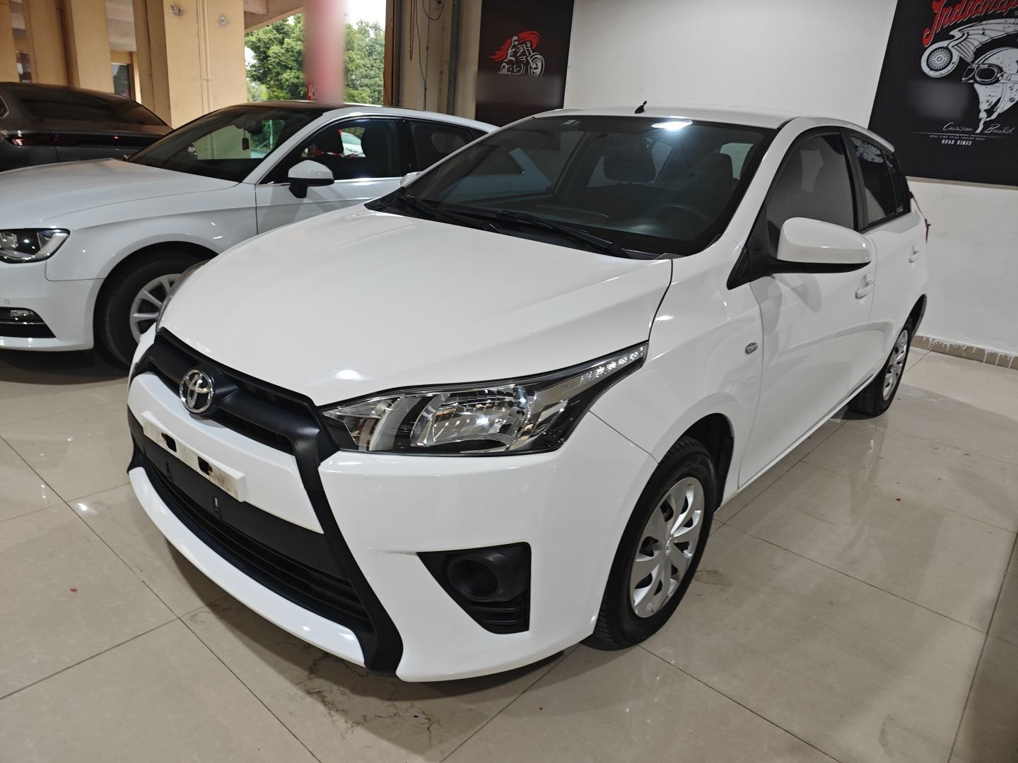 تحت مقدمة السيارة