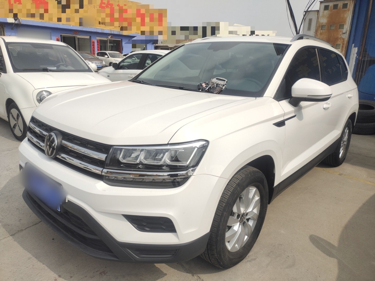 تحت مقدمة السيارة