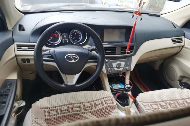 Used Soueast V5 Lingzhi 2014 1.5L Manual Comfort Model Center Console