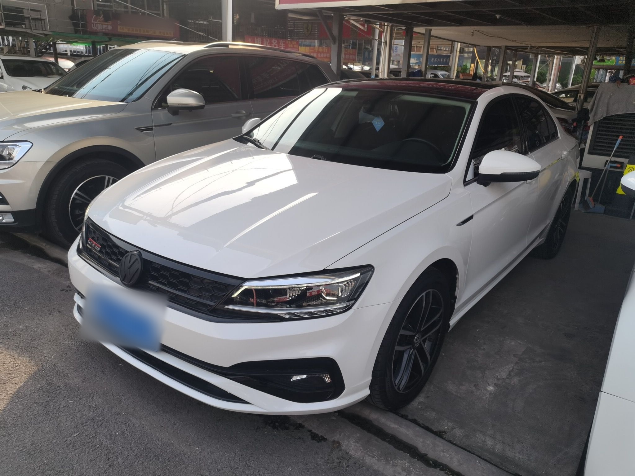 Под передней частью автомобиля