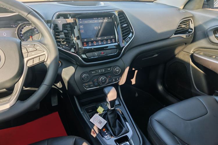 Used Jeep Cherokee 2019 2.0T Two-Wheel Drive Smart Enjoyment Version China VI Interior 6