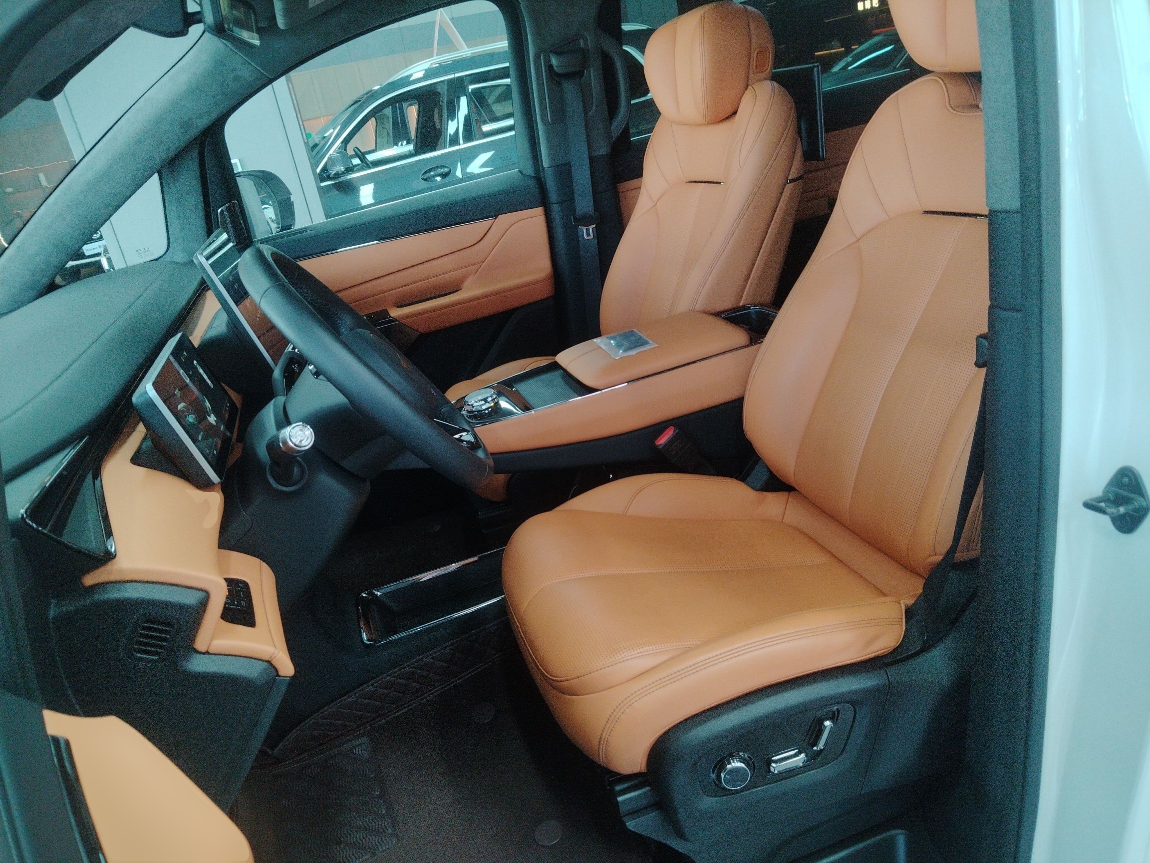 المقاعد الأمامية داخل السيارة