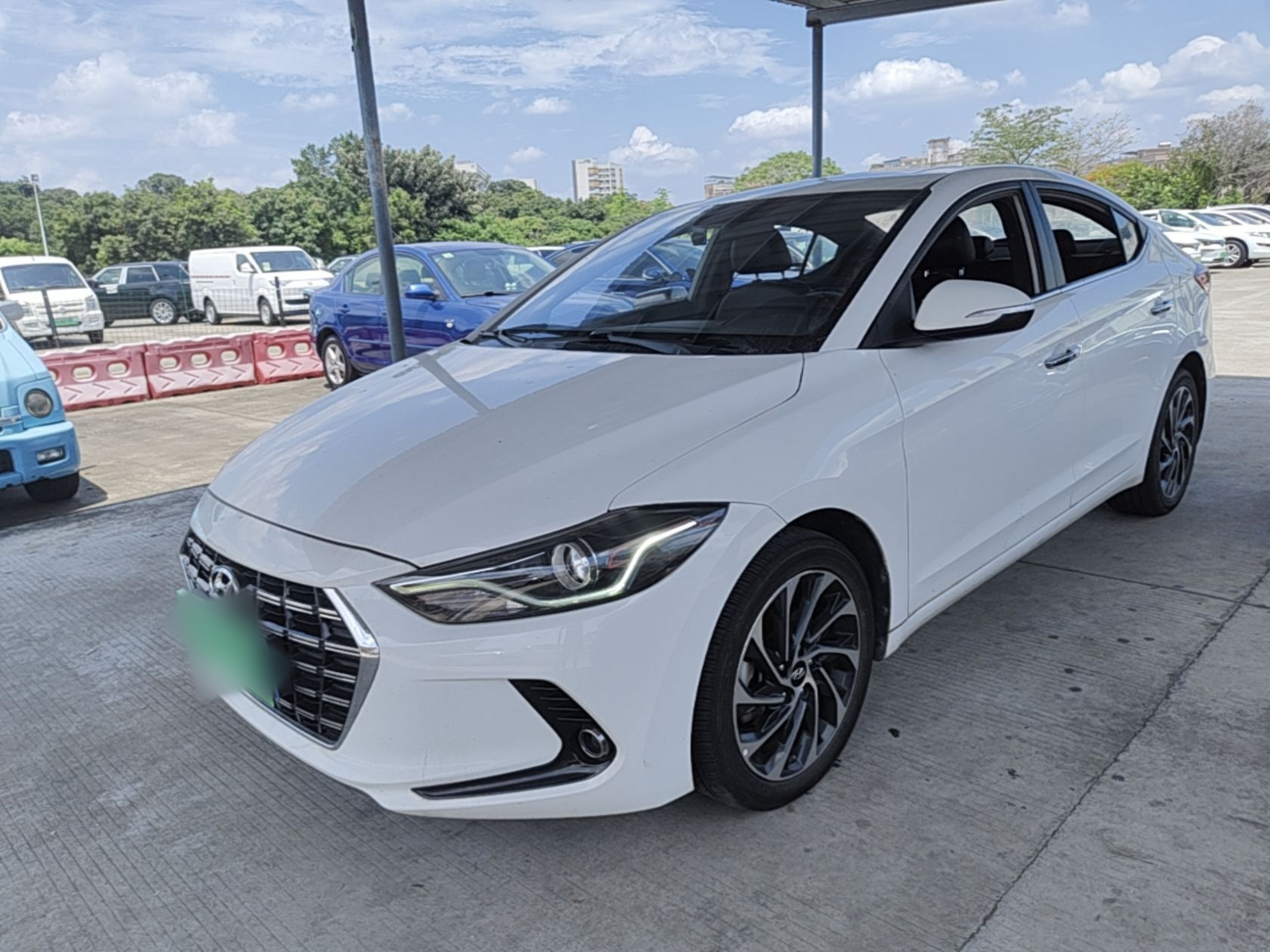 Под передней частью автомобиля