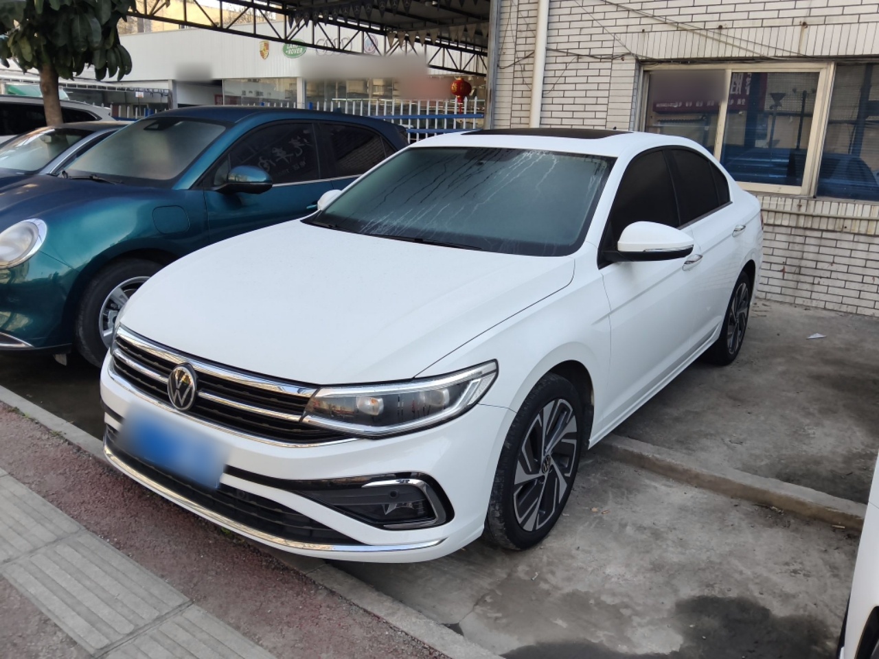 Под передней частью автомобиля