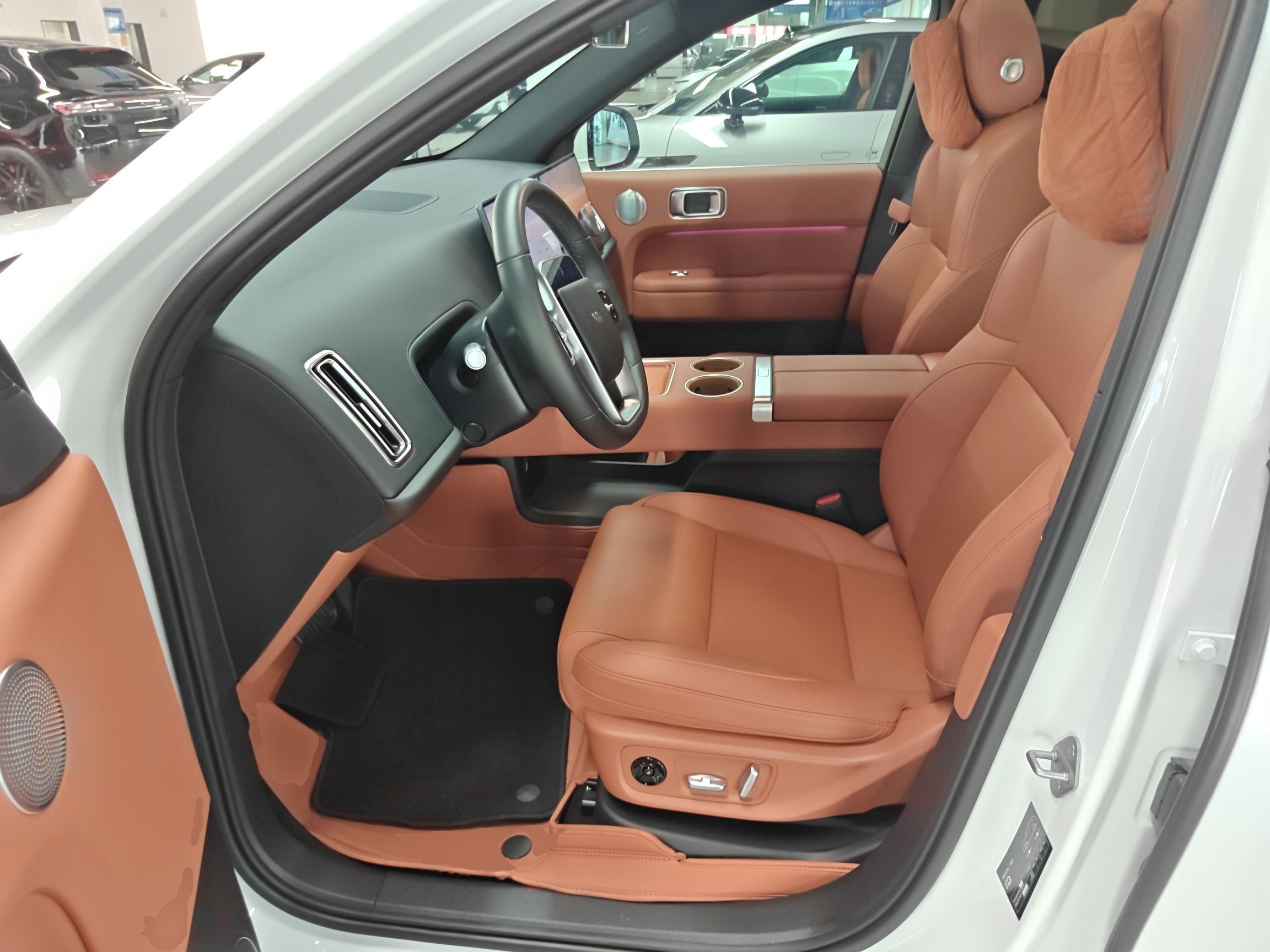 المقاعد الأمامية داخل السيارة