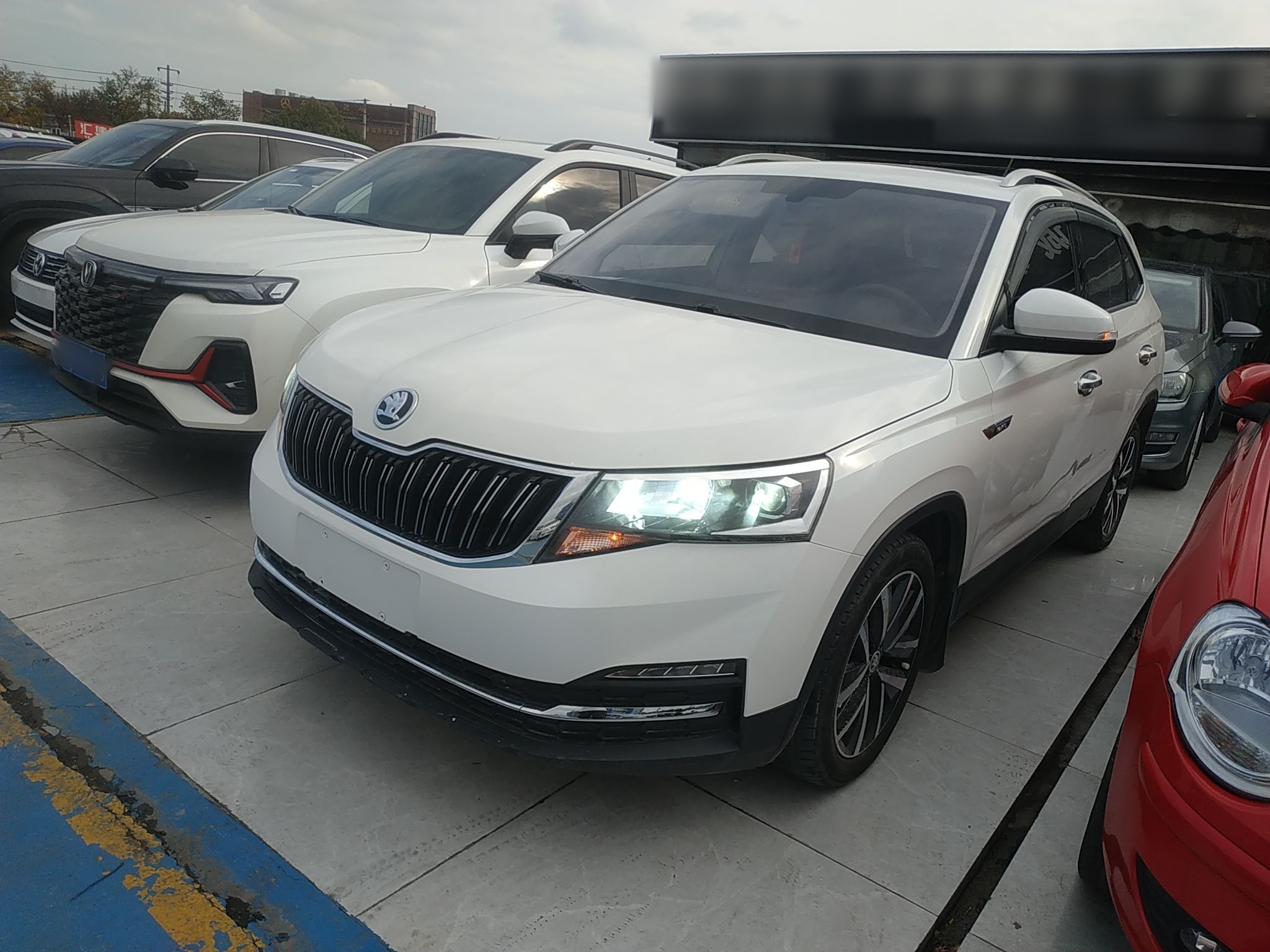 تحت مقدمة السيارة