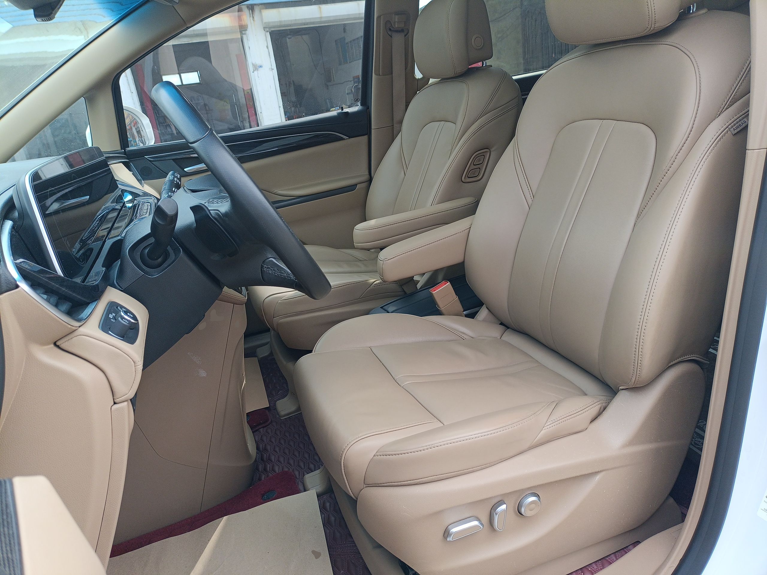 المقاعد الأمامية داخل السيارة