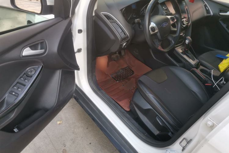 Used Ford Focus 2012 Hatchback 1.6L Automatic Fashion Edition Driver Seat