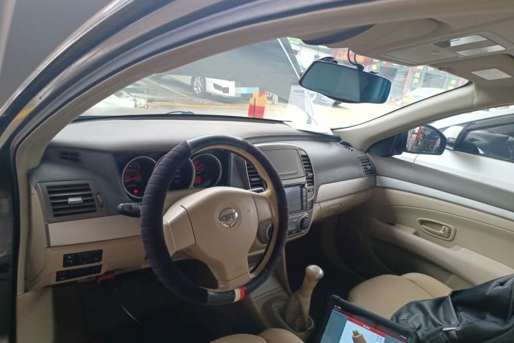 Used Nissan Sylphy 2012 Classic 1.6XE Manual Comfort Edition Center Console