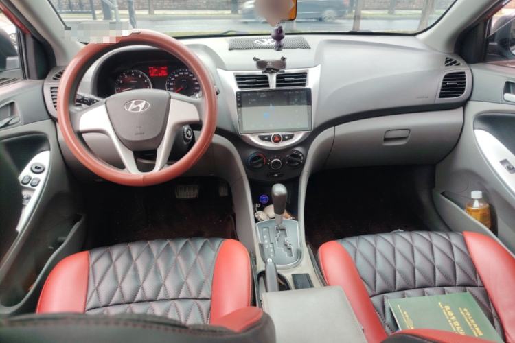 Used Hyundai Verna (older generation) 2010 Sedan 1.4L Automatic Fashionable GT Model Center Console