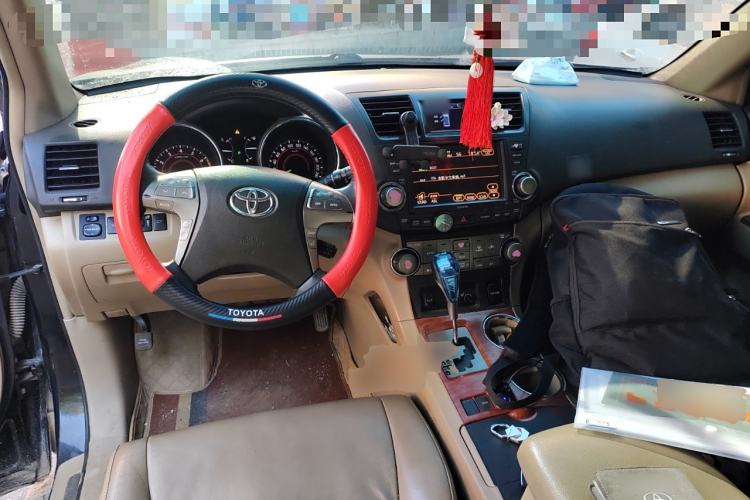 Used Toyota Highlander 2011 2.7L Two-Wheel Drive 7-Seater Supreme Edition Center Console