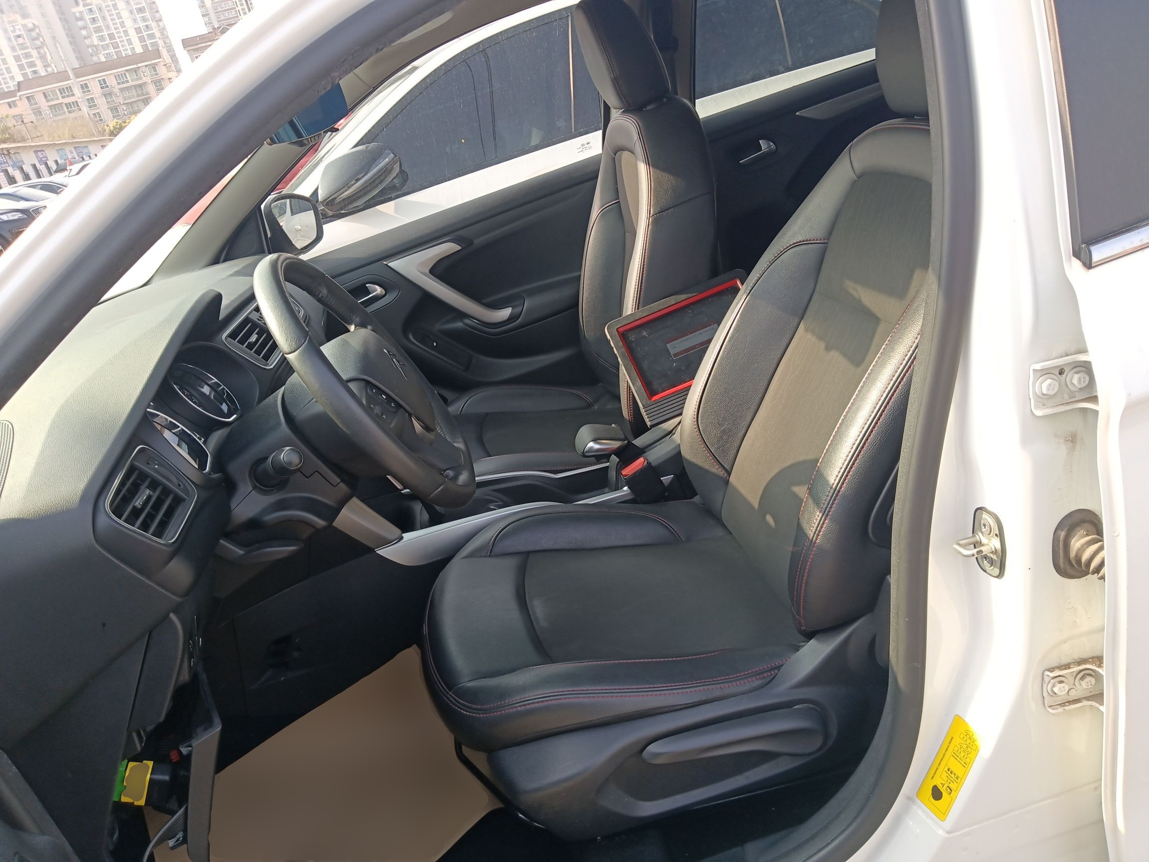 المقاعد الأمامية داخل السيارة