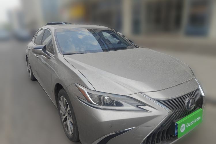 Used Lexus ES 2020 300h Premier Edition Front Right 45 Deg