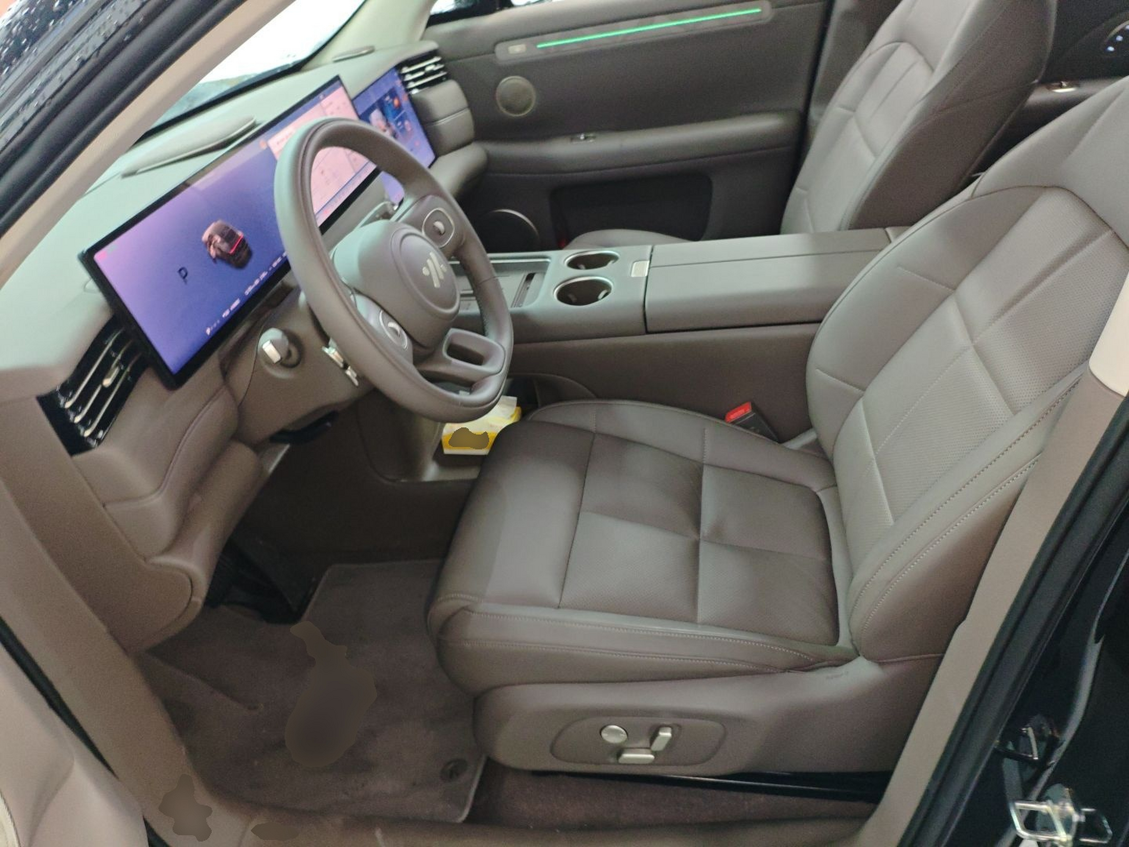 المقاعد الأمامية داخل السيارة