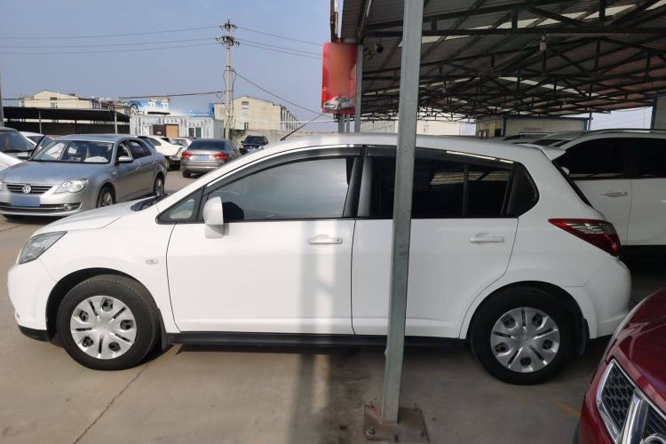 Used Venucia R50 2015 1.6L Automatic Fashion Edition
