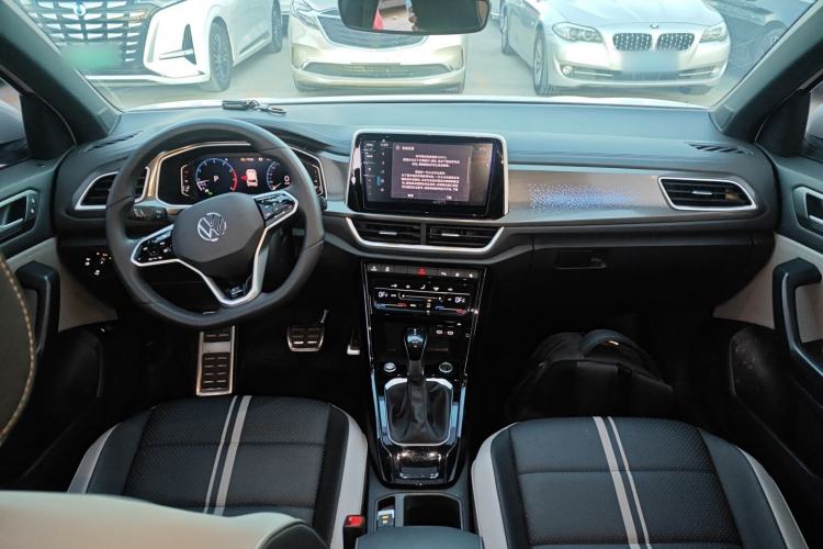 Used Volkswagen T-ROC 2025 300TSI DSG Two-Wheel Drive Chen Guang Edition Center Console