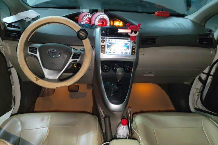 Used Toyota Verso 2015 180E CVT Crossover Edition Center Console