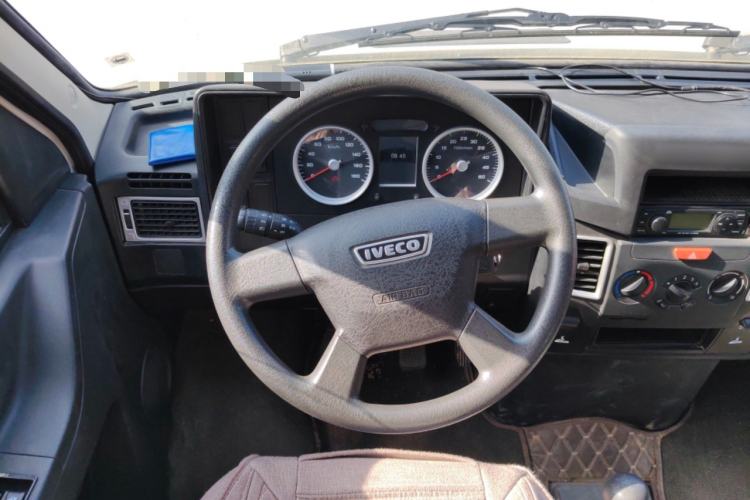 Used Iveco Daily 2022 2.5T A37 M1 Passenger Van 5-9 Seats Long Wheelbase Mid-Roof Design Dual Tires Side Sliding Doors
