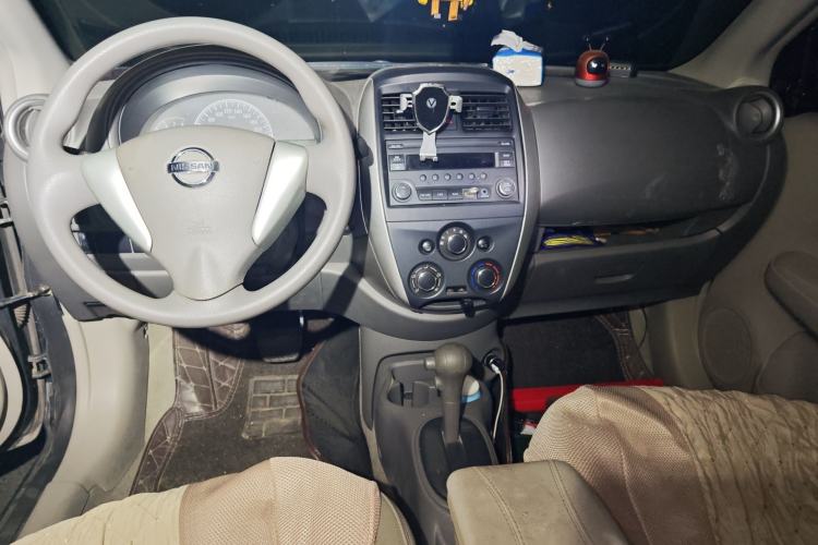 Used Nissan Sunny 2015 1.5XE CVT Comfort Edition Center Console