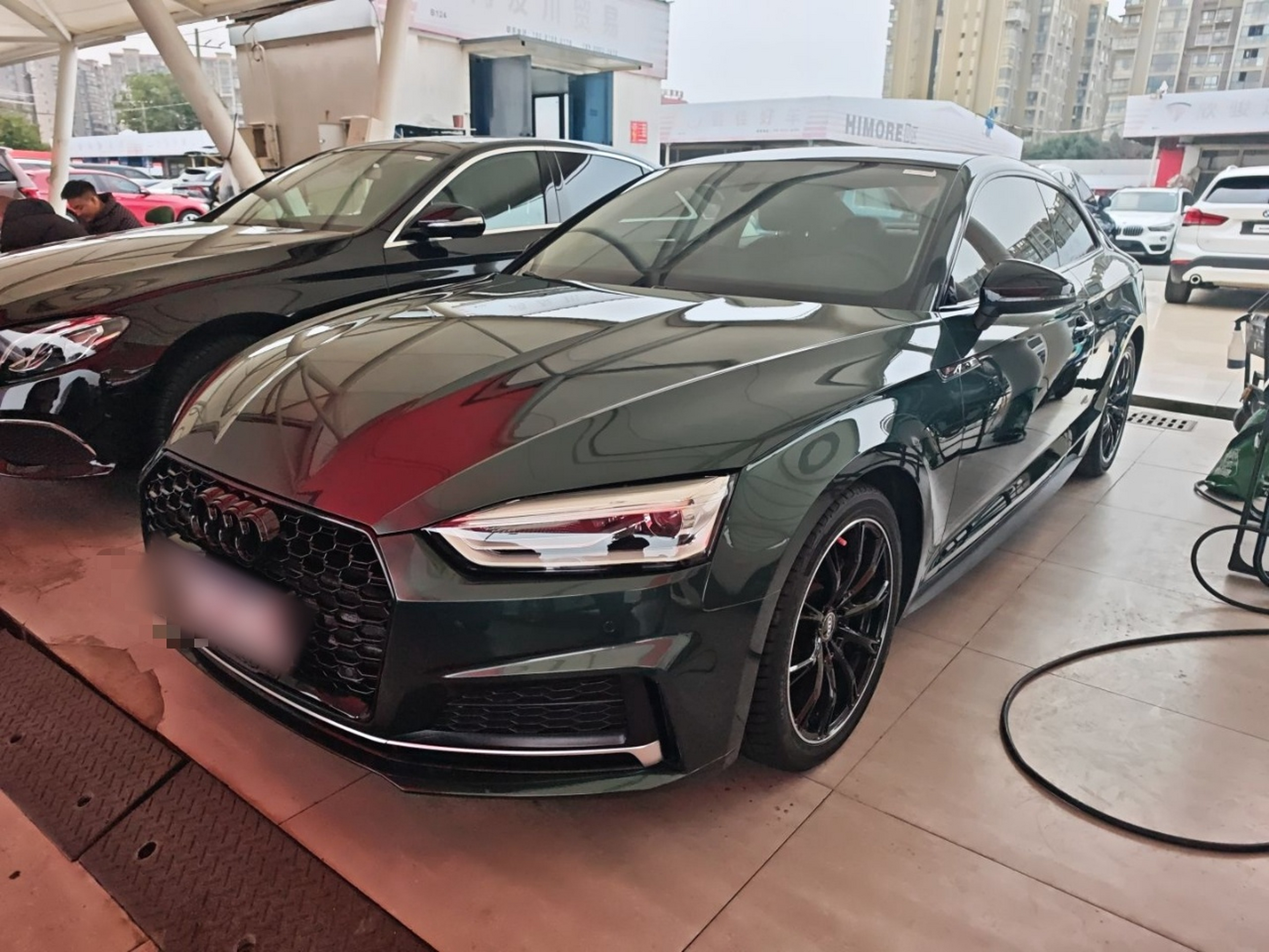 تحت مقدمة السيارة