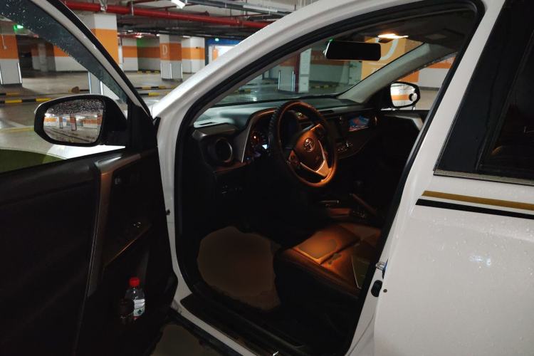 Used Toyota RAV4 2016 2.0L CVT Two-Wheel Drive Fashion Edition China V Standard Driver Seat