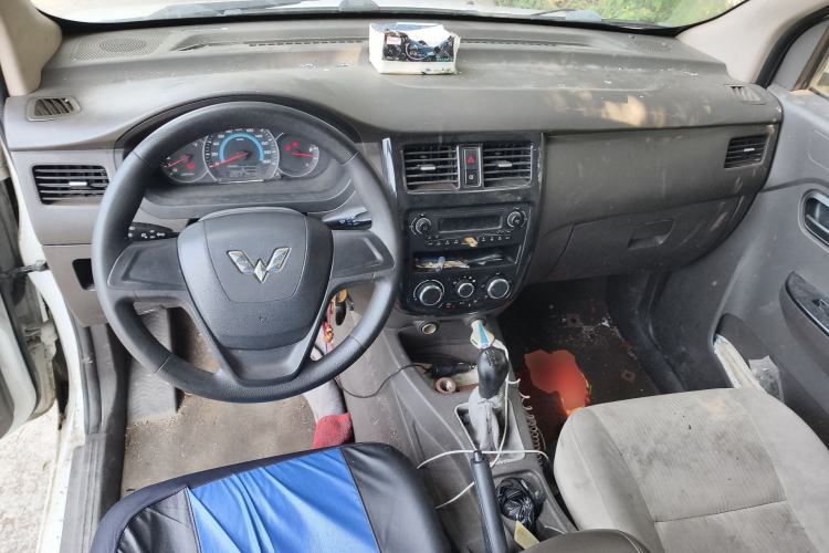 Used Wuling Rongguang V 2016 1.5L Standard Version Center Console