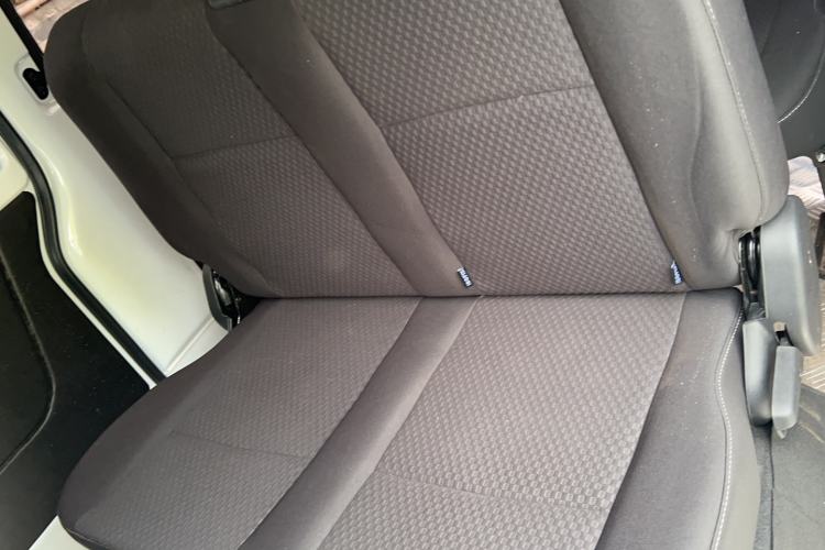 Used Jinbei Gold Hiace M Classic 2022 1.5L Engineering Lion Passenger Vehicle 6 Seats Interior 3