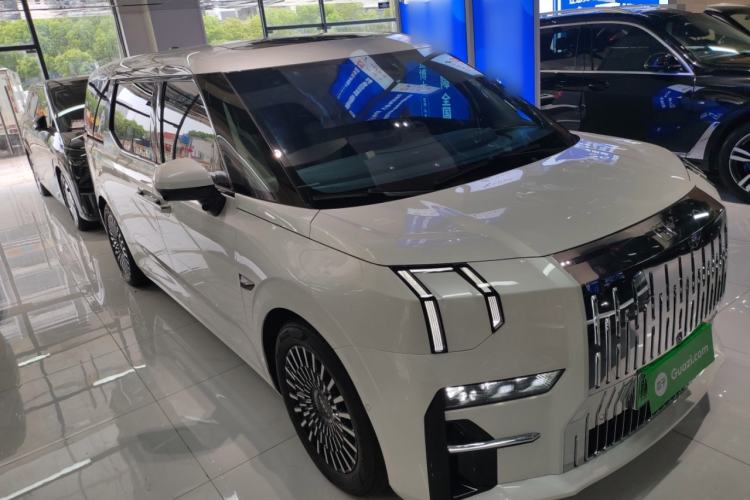 Used Zeekr 009 2022 WE Edition Front Right 45 Deg