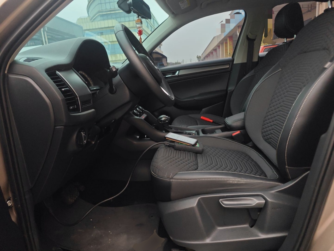 Переднее сиденье в автомобиле