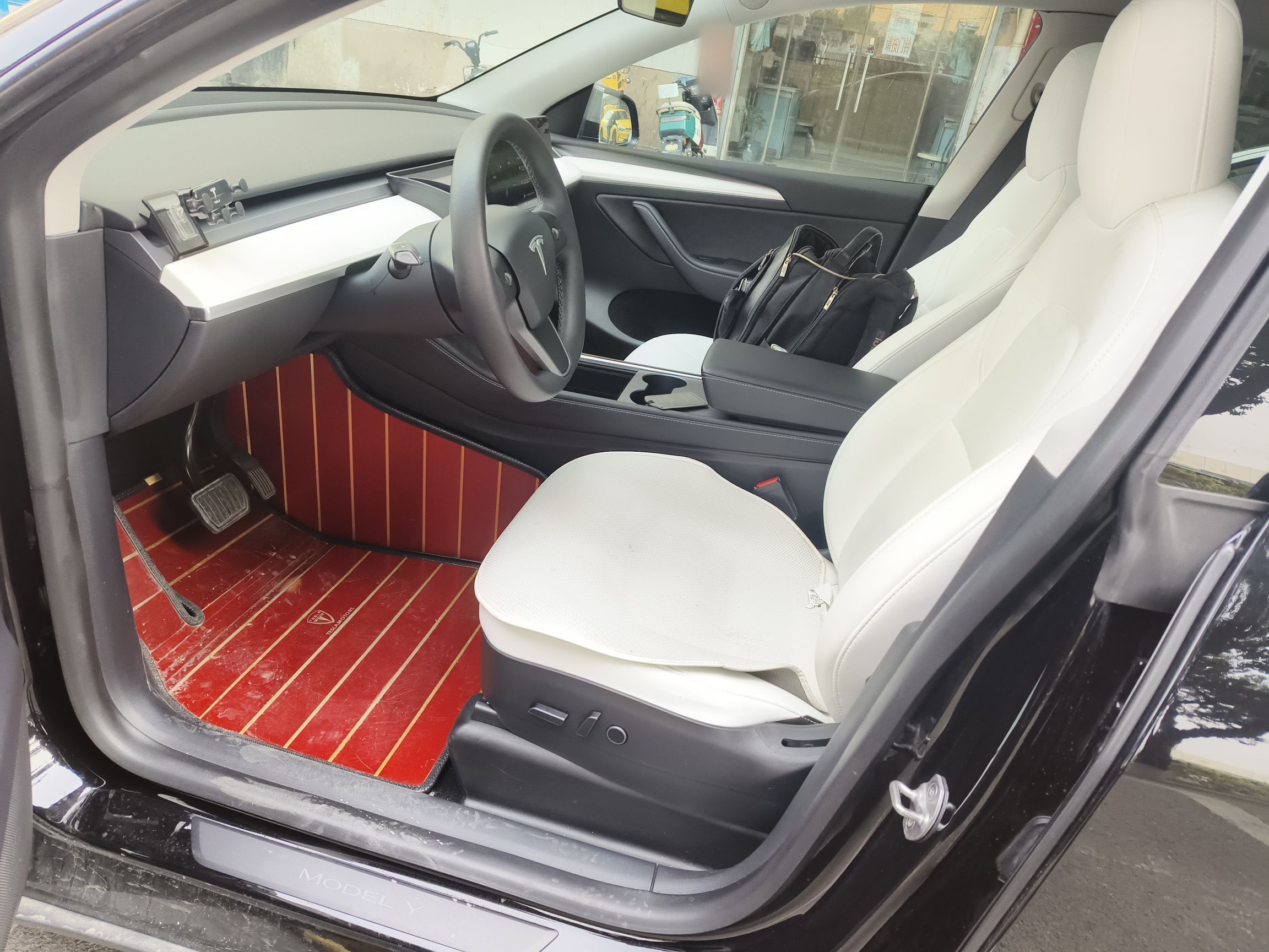 المقاعد الأمامية داخل السيارة