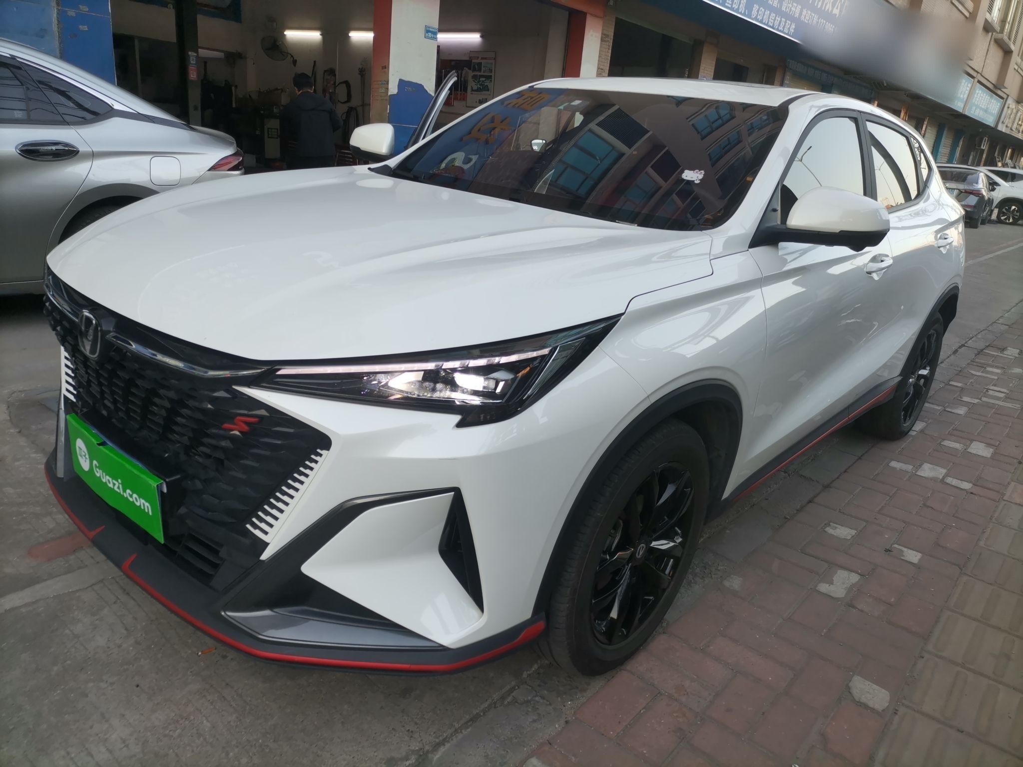 Под передней частью автомобиля