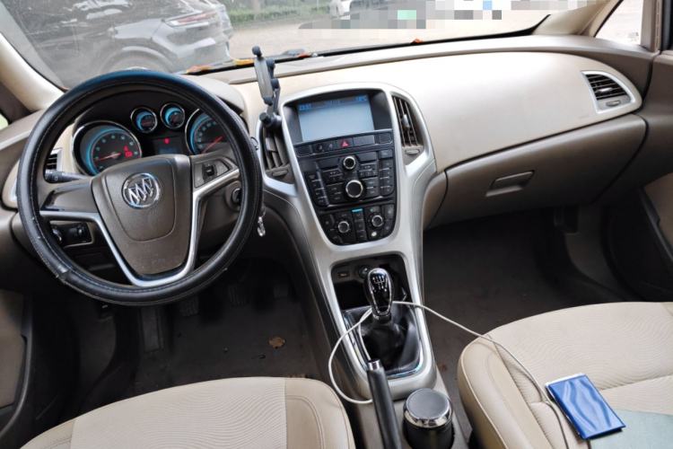 Used Buick GT 2012 GT 1.6L Manual Entry-Level Model Center Console