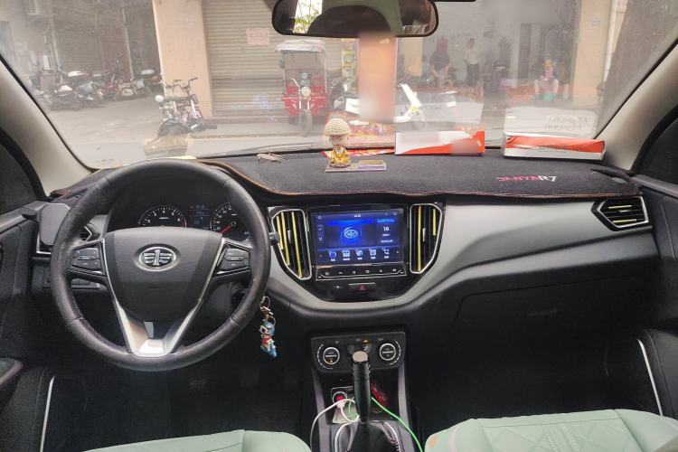 Used FAW Senya R7 2017 1.5T Manual Luxury Sunroof Model Center Console