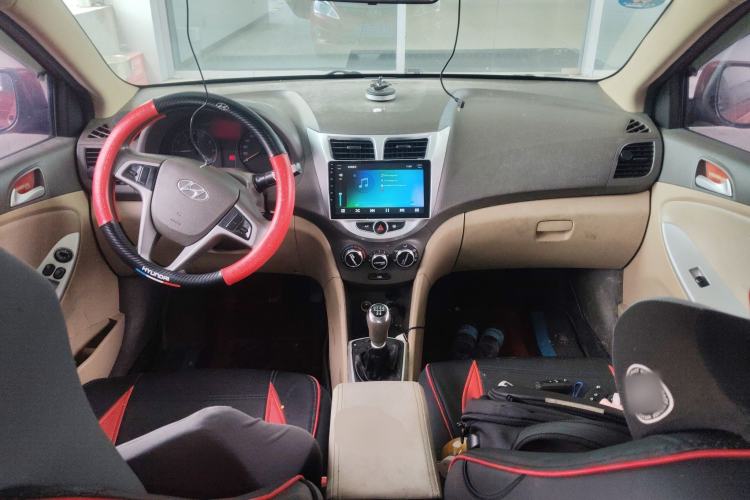 Used Hyundai Verna (older generation) 2010 Sedan 1.4L Manual Comfort GS Center Console