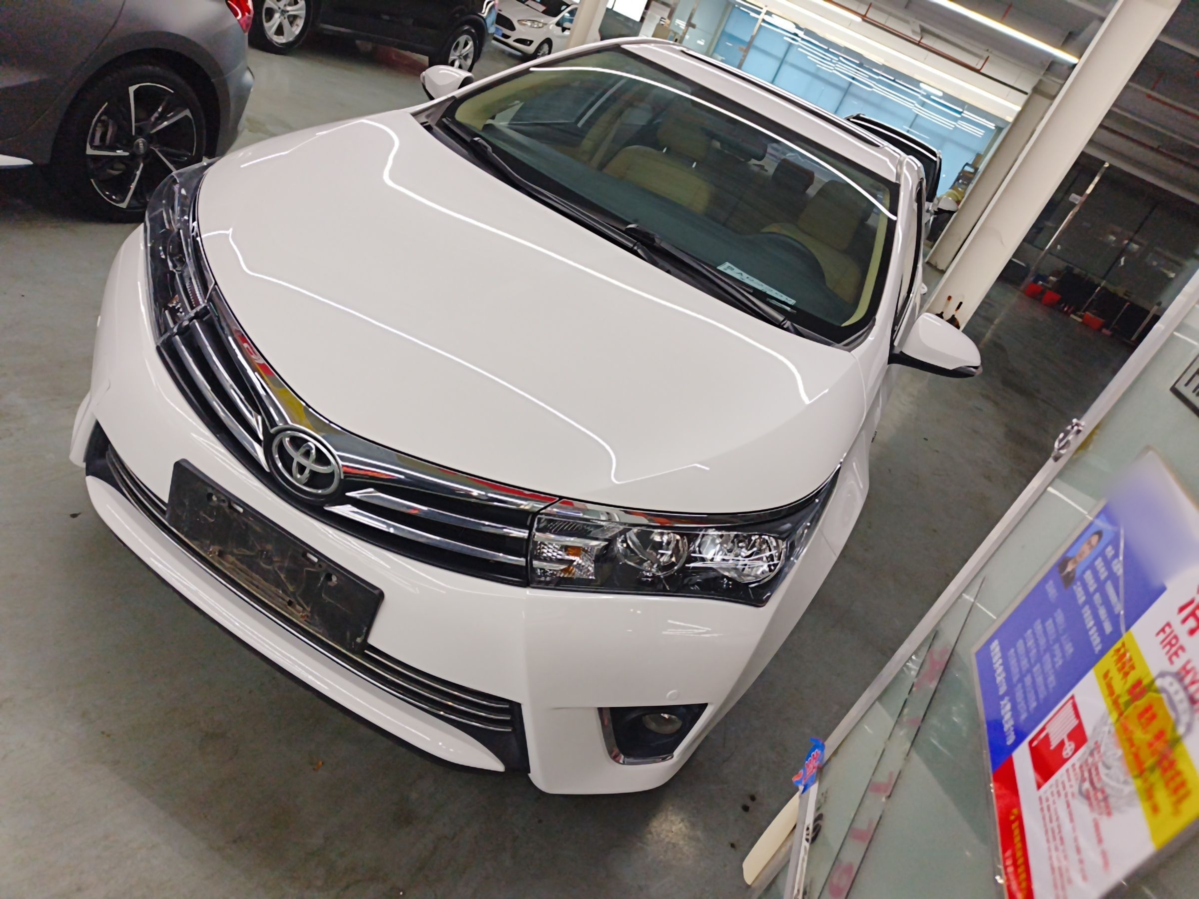 Под передней частью автомобиля