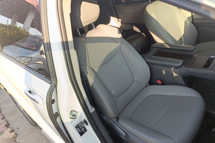 Used Toyota Granvia 2023 2.5L Hybrid Comfort Edition
