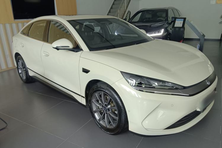 Used BYD Qin L 2025 EV 545KM Beyond Version Front Right 45 Deg