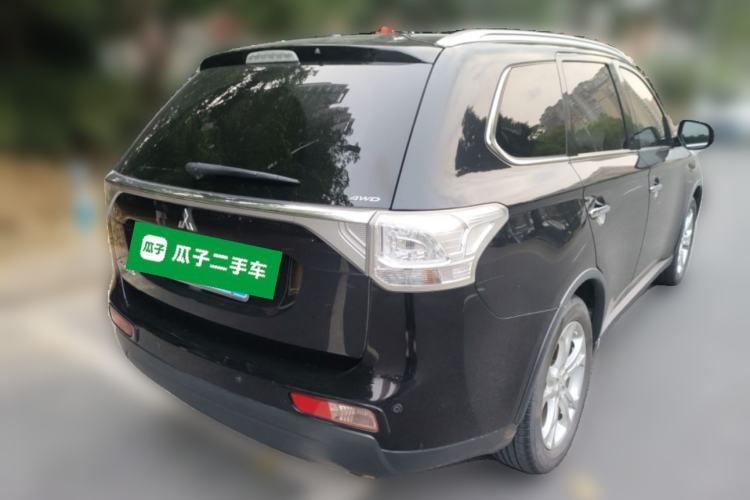 Used Mitsubishi Outlander 2014 2.4L 4x4 Deluxe Value Edition 5 Seats Rear Right 45 Deg