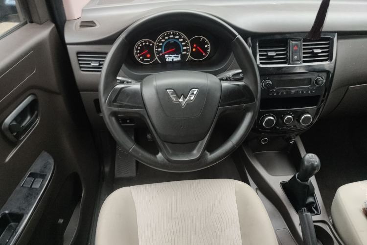 Used Wuling Rongguang V 2016 1.2L Standard Version
