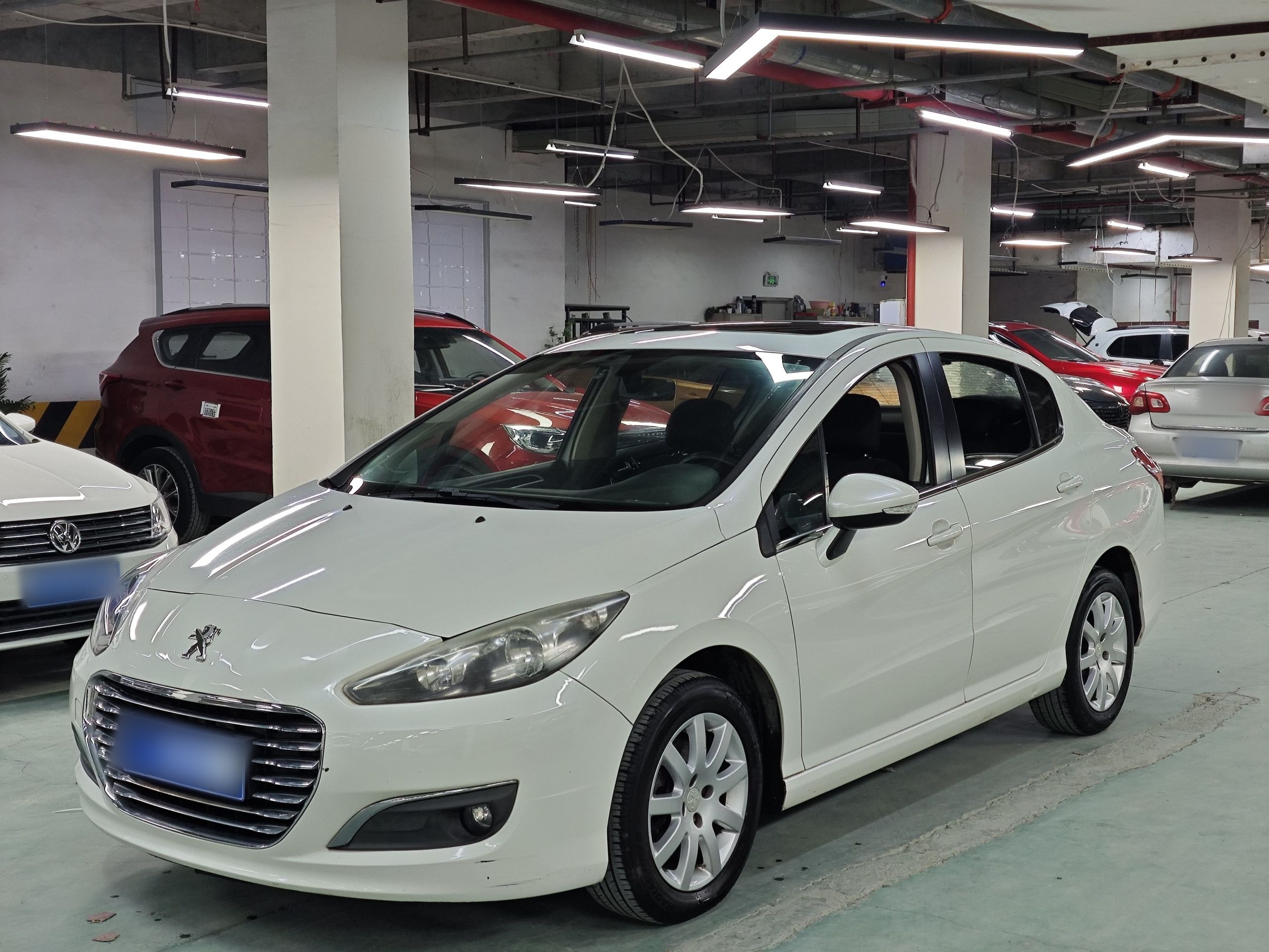 Под передней частью автомобиля