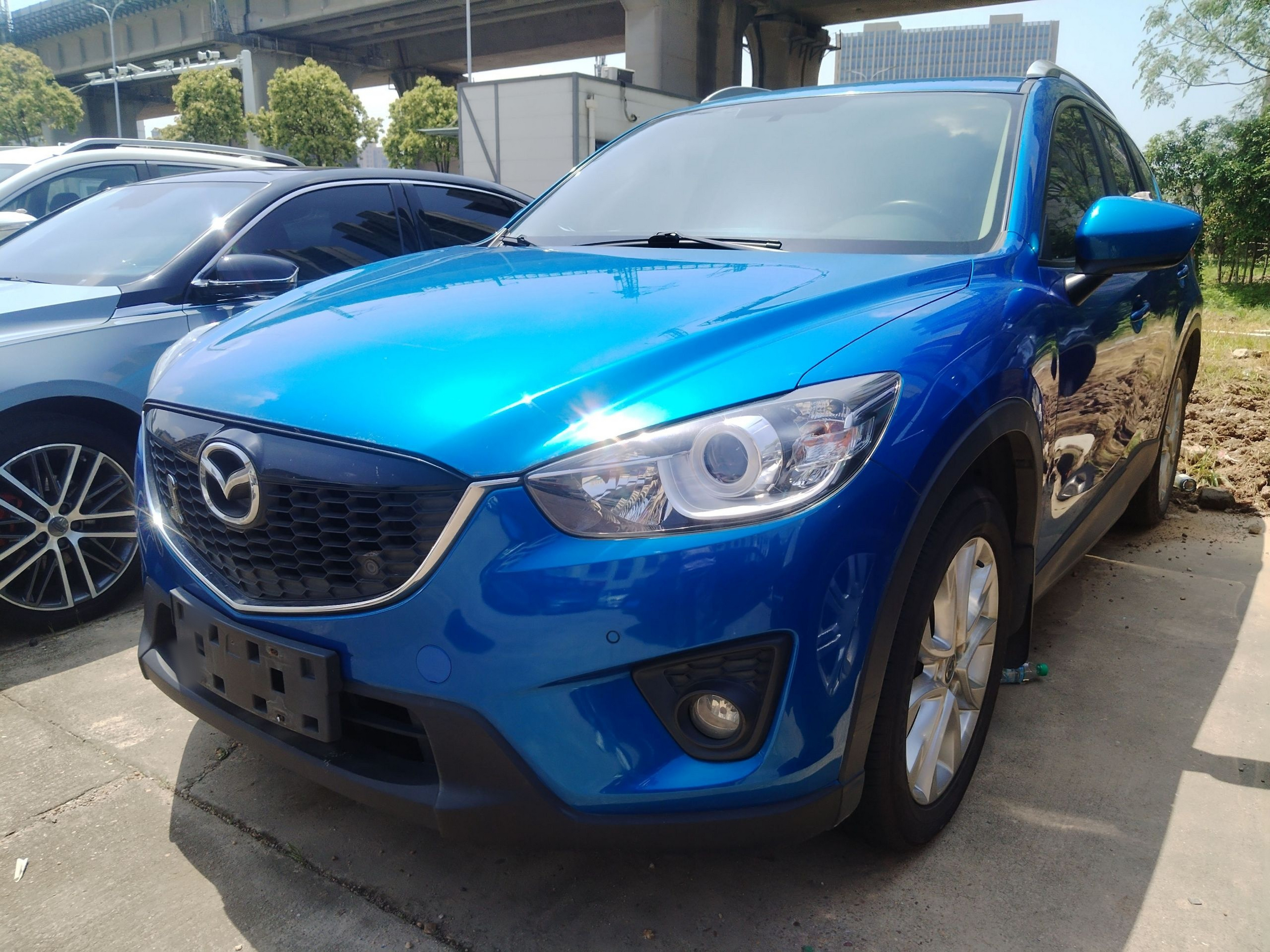 Под передней частью автомобиля