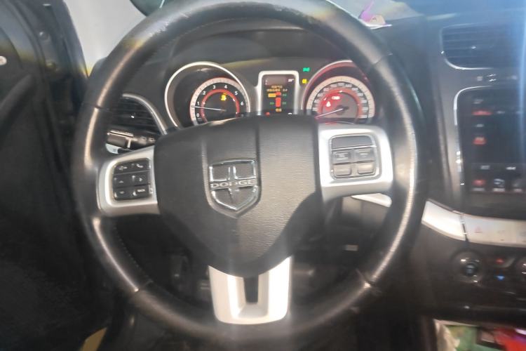 Used Dodge Journey 2013 2.4L Two-Wheel Drive Luxury Version Steering Wheel