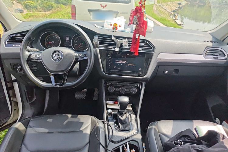 Used Volkswagen Tiguan L 2019 Updated Version 330TSI Automatic Two-Wheel Drive Panoramic Comfort Edition China VI Standard Center Console