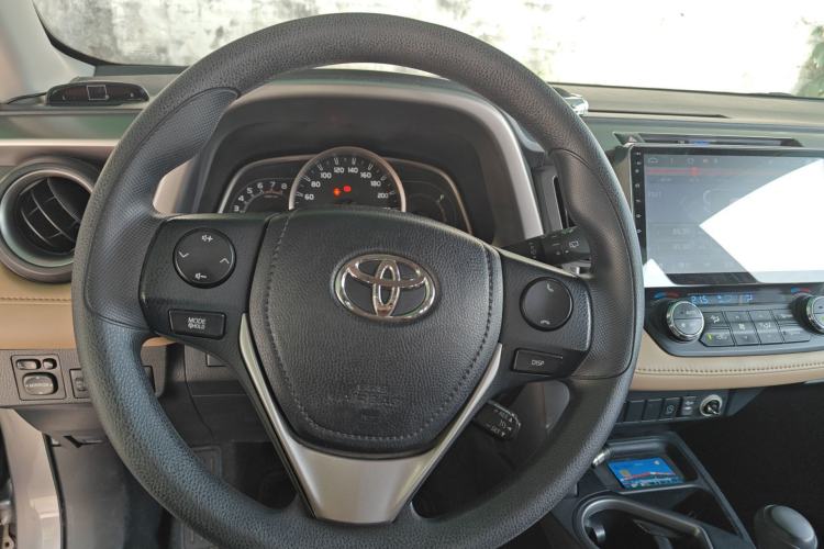 Used Toyota RAV4 2019 2.0L CVT Two-Wheel Drive Luxury Version China VI Standard
