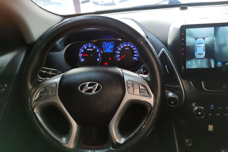 Used Hyundai ix35 2015 2.0L Automatic 2WD Comfort Edition China V Standard Center Console