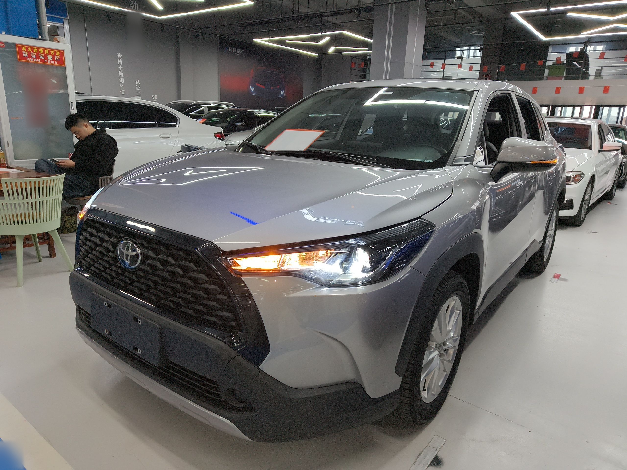 Под передней частью автомобиля