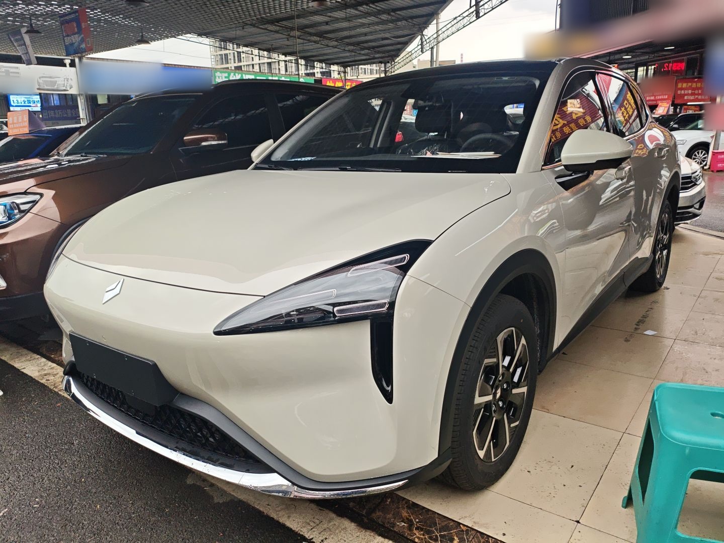 Под передней частью автомобиля