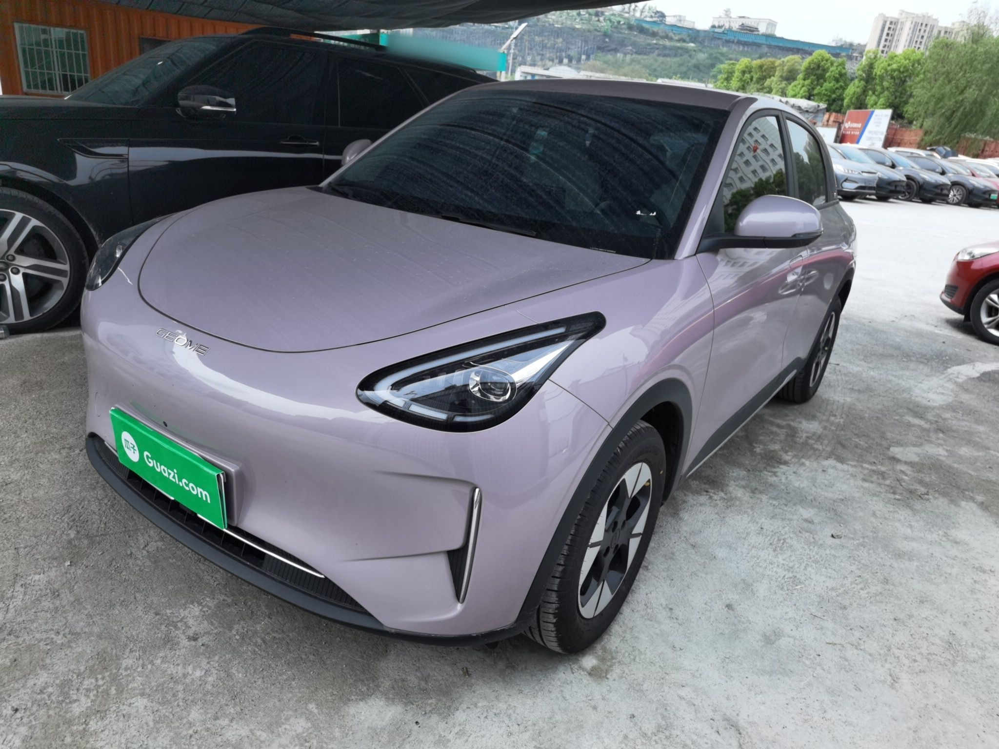 Под передней частью автомобиля